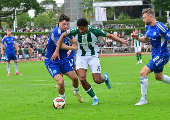 18.07.2026, GER, Fußball, Testsspiel, Verden, FC Verden 04 vs SV Werder Bremen Salim Musah (Werder 29) versucht sich gegnn Piet Freiberg (Verden 25) durchzusetzen Verden (Aller) Stadion Berliner Ring Niedersachsen Deutschland *** July 18, 2026, GER, Soccer, Friendly Match, Verden, FC Verden 04 vs. SV Werder Bremen; Salim Musah (Werder 29) tries to get past Piet Freiberg (Verden 25); Verden Aller Stadium, Berliner Ring, Lower Saxony, Germany Copyright: xnordphotoxGmbH xWitkex