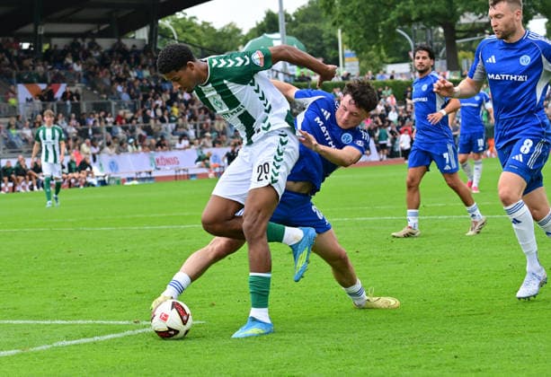 18.07.2026, GER, Fußball, Testsspiel, Verden, FC Verden 04 vs SV Werder Bremen Salim Musah (Werder 29) versucht sich gegnn Piet Freiberg (Verden 25) durchzusetzen Verden (Aller) Stadion Berliner Ring Niedersachsen Deutschland *** July 18, 2026, GER, Soccer, Friendly Match, Verden, FC Verden 04 vs. SV Werder Bremen; Salim Musah (Werder 29) tries to get past Piet Freiberg (Verden 25); Verden Aller Stadium, Berliner Ring, Lower Saxony, Germany Copyright: xnordphotoxGmbH xWitkex