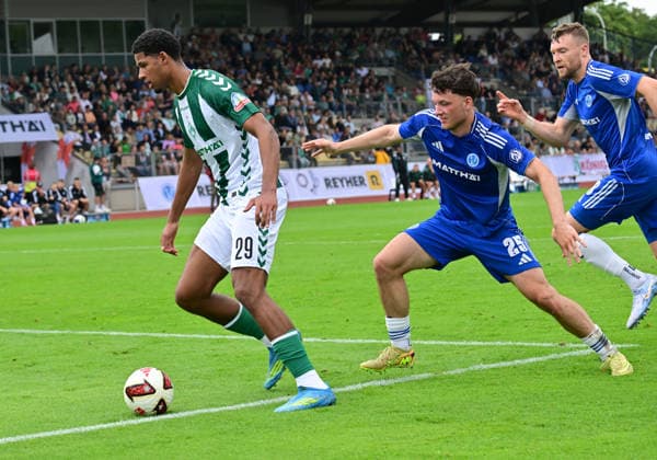 18.07.2026, GER, Fußball, Testsspiel, Verden, FC Verden 04 vs SV Werder Bremen Salim Musah (Werder 29) versucht sich gegnn Piet Freiberg (Verden 25) durchzusetzen Verden (Aller) Stadion Berliner Ring Niedersachsen Deutschland *** July 18, 2026, GER, Soccer, Friendly Match, Verden, FC Verden 04 vs. SV Werder Bremen; Salim Musah (Werder 29) tries to get past Piet Freiberg (Verden 25); Verden Aller Stadium, Berliner Ring, Lower Saxony, Germany Copyright: xnordphotoxGmbH xWitkex