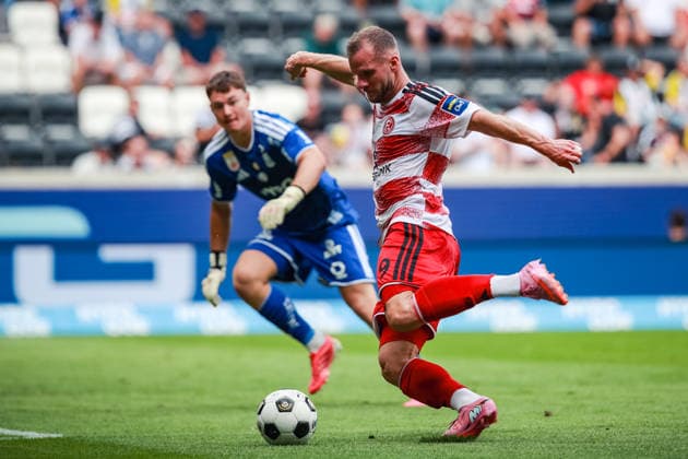 Sport Bilder des Tages SOCCER - LASK vs Duesseldorf, test match LINZ,AUSTRIA,18.JUL.26 - SOCCER - ADMIRAL Bundesliga, 3. Liga, Linzer ASK vs Fortuna Duesseldorf, test match. Image shows Lukas Jungwirth (LASK) and Eric Hottmann (Duesseldorf).  GEPAxpictures xManuelxBinder