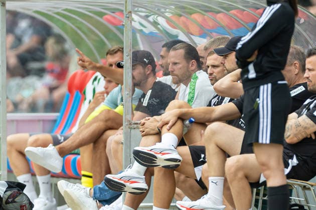 Trainer Eugen Polanski (Borussia Moenchengladbach) schaut waehrend des Freundschaftsspiels in der Saisonvorbereitung zwischen Wuppertaler Sportverein und Borussia Mönchengladbach im Stadion am Zoo am 18. Juli 2026 in Wuppertal, Deutschland. (Foto von Mario Hommes DeFodi Images) +++ Trainer Eugen Polanski (Borussia Moenchengladbach) looks on during the during the pre-season friendly match between Wuppertaler Sportverein and Borussia Mönchengladbach at Stadion am Zoo on July 18, 2026 in Wuppertal, Germany. (Photo by Mario Hommes DeFodi Images) - *** Borussia Mönchengladbach coach Eugen Polanski watches during the preseason friendly match between Wuppertaler Sportverein and Borussia Mönchengladbach at Stadion am Zoo on July 18, 2026, in Wuppertal, Germany. Photo by Mario Hommes, DeFodi Images. Coach Eugen Polanski of Borussia Mönchengladbach looks on during the preseason friendly match between Wuppertaler Sportverein and Borussia Mönchengladbach at Stadion am Zoo on July 18, 2026, in Wuppertal, Germany. Photo by Mario Hommes, DeFodi Images.