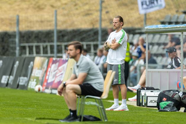 Trainer Eugen Polanski (Borussia Moenchengladbach) schaut waehrend des Freundschaftsspiels in der Saisonvorbereitung zwischen Wuppertaler Sportverein und Borussia Mönchengladbach im Stadion am Zoo am 18. Juli 2026 in Wuppertal, Deutschland. (Foto von Mario Hommes DeFodi Images) +++ Trainer Eugen Polanski (Borussia Moenchengladbach) looks on during the during the pre-season friendly match between Wuppertaler Sportverein and Borussia Mönchengladbach at Stadion am Zoo on July 18, 2026 in Wuppertal, Germany. (Photo by Mario Hommes DeFodi Images) - *** Borussia Mönchengladbach coach Eugen Polanski watches during the preseason friendly match between Wuppertaler Sportverein and Borussia Mönchengladbach at Stadion am Zoo on July 18, 2026, in Wuppertal, Germany. Photo by Mario Hommes, DeFodi Images. Coach Eugen Polanski of Borussia Mönchengladbach looks on during the preseason friendly match between Wuppertaler Sportverein and Borussia Mönchengladbach at Stadion am Zoo on July 18, 2026, in Wuppertal, Germany. Photo by Mario Hommes, DeFodi Images.
