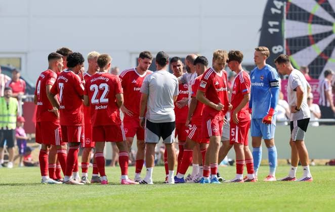 18.07.2026 - Fussball - Saison 2026 2027 - Testspiel Freundschaftsspiel Vorbereitungsspiel: 1. FC Nürnberg Nuernberg FCN ( Club ) - SV Waldhof Mannheim 07 - Sportfoto Zink DaMa - xdaxmax - Javier Pinola (Co-Trainer 1. FC Nürnberg FCN ) gibt Anweisungen in Trinkpause *** July 18, 2026 Soccer Season 2026–2027 Exhibition Match Friendly Match Preseason Match 1. FC Nürnberg FCN Club SV Waldhof Mannheim 07 Sports Photo Zink DaMa xdaxmax Javier Pinola Assistant Coach 1. FC Nürnberg FCN gives instructions during a water break