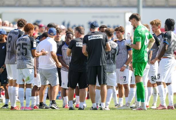 18.07.2026 - Fussball - Saison 2026 2027 - Testspiel Freundschaftsspiel Vorbereitungsspiel: 1. FC Nürnberg Nuernberg FCN ( Club ) - SV Waldhof Mannheim 07 - Sportfoto Zink DaMa - xdaxmax - Rui Mota (Trainer SV Waldhof Mannheim 07 SVW07 ) gibt Anweisungen an Mannschaft Team in Trinkpause *** July 18, 2026 Soccer Season 2026–2027 Exhibition Match Friendly Match Preseason Match 1 FC Nürnberg (Nürnberg FCN) vs. SV Waldhof Mannheim 07 Sports Photo: Zink DaMa xdaxmax Rui Mota, Coach of SV Waldhof Mannheim 07 SVW07 gives instructions to the team during a water break