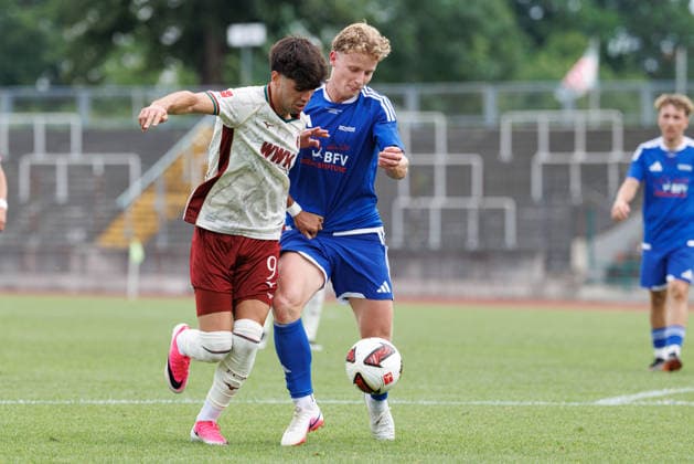 Rodrigo Ribeiro (9, FC Augsburg) und Lucas Wentzel (5, BFV-Schwaben-Auswahl) beim Spiel zwischen FC Augsburg v BFV-Schwaben-Auswahl, Fussball, Herren, Bundesliga, 2026 2027, Testspiel am 18.07.2026 in Augsburg, Rosenaustadion. Bayern Deutschland *** Rodrigo Ribeiro 9, FC Augsburg, and Lucas Wentzel 5, BFV Schwaben Select, in the match between FC Augsburg and BFV Schwaben Select, soccer, men s, Bundesliga, 2026–2027, Friendly match on July 18, 2026, in Augsburg, Rosenaustadion, Bavaria, Germany