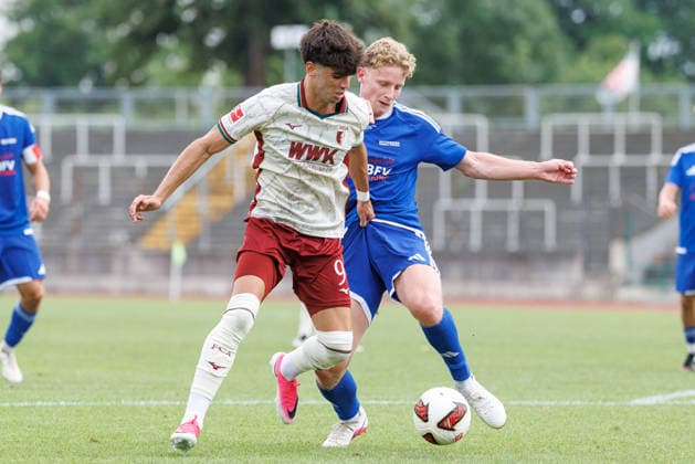 Rodrigo Ribeiro (9, FC Augsburg) und Lucas Wentzel (5, BFV-Schwaben-Auswahl) beim Spiel zwischen FC Augsburg v BFV-Schwaben-Auswahl, Fussball, Herren, Bundesliga, 2026 2027, Testspiel am 18.07.2026 in Augsburg, Rosenaustadion. Bayern Deutschland *** Rodrigo Ribeiro 9, FC Augsburg, and Lucas Wentzel 5, BFV Schwaben Select, in the match between FC Augsburg and BFV Schwaben Select, soccer, men s, Bundesliga, 2026–2027, Friendly match on July 18, 2026, in Augsburg, Rosenaustadion, Bavaria, Germany