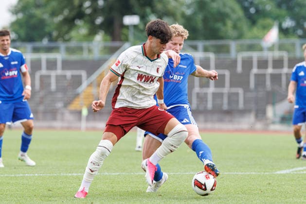 Rodrigo Ribeiro (9, FC Augsburg) und Lucas Wentzel (5, BFV-Schwaben-Auswahl) beim Spiel zwischen FC Augsburg v BFV-Schwaben-Auswahl, Fussball, Herren, Bundesliga, 2026 2027, Testspiel am 18.07.2026 in Augsburg, Rosenaustadion. Bayern Deutschland *** Rodrigo Ribeiro 9, FC Augsburg, and Lucas Wentzel 5, BFV Schwaben Select, in the match between FC Augsburg and BFV Schwaben Select, soccer, men s, Bundesliga, 2026–2027, Friendly match on July 18, 2026, in Augsburg, Rosenaustadion, Bavaria, Germany
