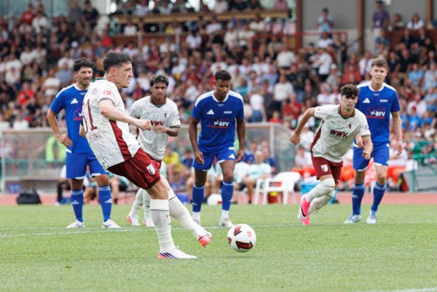 Keven Schlotterbeck (31, FC Augsburg) Strafstoß beim Spiel zwischen FC Augsburg v BFV-Schwaben-Auswahl, Fussball, Herren, Bundesliga, 2026 2027, Testspiel am 18.07.2026 in Augsburg, Rosenaustadion. Bayern Deutschland *** Keven Schlotterbeck, 31, FC Augsburg, penalty kick during the match between FC Augsburg and BFV Schwaben Select, soccer, men s, Bundesliga, 2026–2027, friendly match on July 18, 2026, in Augsburg, Rosenaustadion, Bavaria, Germany
