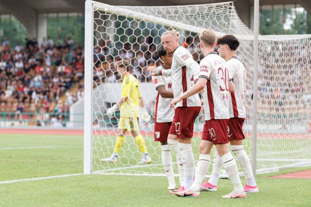 Marius Wolf (27, FC Augsburg) mit Team (FC Augsburg) Tor zum 5 : 0 beim Spiel zwischen FC Augsburg v BFV-Schwaben-Auswahl, Fussball, Herren, Bundesliga, 2026 2027, Testspiel am 18.07.2026 in Augsburg, Rosenaustadion. Bayern Deutschland *** Marius Wolf, 27, FC Augsburg, scored FC Augsburg’s fifth goal in the match between FC Augsburg and the BFV Schwaben All-Star Team, soccer, men’s, Bundesliga, 2026–2027, Friendly match on July 18, 2026, in Augsburg, Rosenaustadion, Bavaria, Germany