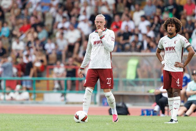 Marius Wolf (27, FC Augsburg) und Han-Noah Massengo (4, FC Augsburg), Freistoß beim Spiel zwischen FC Augsburg v BFV-Schwaben-Auswahl, Fussball, Herren, Bundesliga, 2026 2027, Testspiel am 18.07.2026 in Augsburg, Rosenaustadion. Bayern Deutschland *** Marius Wolf, 27, FC Augsburg, and Han Noah Massengo, 4, FC Augsburg, free kick during the match between FC Augsburg and the BFV Schwaben All-Star Team, soccer, men s, Bundesliga, 2026–2027, Friendly match on July 18, 2026, in Augsburg, Rosenaustadion, Bavaria, Germany