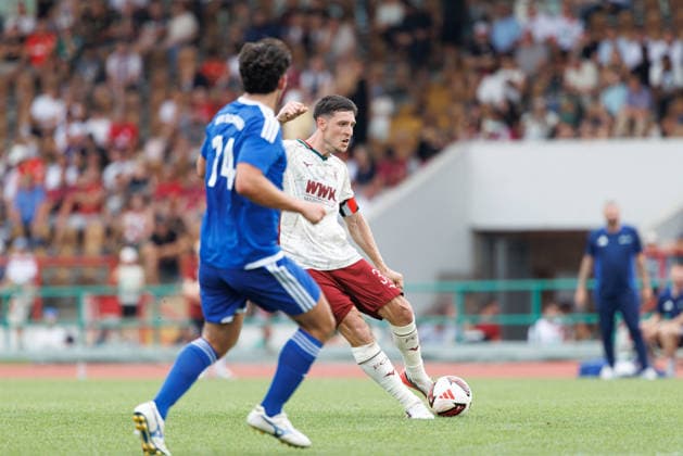 Keven Schlotterbeck (31, FC Augsburg) beim Spiel zwischen FC Augsburg v BFV-Schwaben-Auswahl, Fussball, Herren, Bundesliga, 2026 2027, Testspiel am 18.07.2026 in Augsburg, Rosenaustadion. Bayern Deutschland *** Keven Schlotterbeck, 31, FC Augsburg, during the match between FC Augsburg and the BFV Schwaben All-Star Team, soccer, men s, Bundesliga, 2026–2027, friendly match on July 18, 2026, in Augsburg, Rosenaustadion, Bavaria, Germany