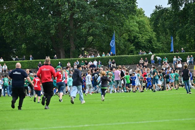 18.07.2026, GER, Fußball, Testsspiel, Verden, FC Verden 04 vs SV Werder Bremen nach dem Spiel rennen alle Zuschauer auf den Rasen, um Autogramme zu ergattern Verden (Aller) Stadion Berliner Ring Niedersachsen Deutschland *** July 18, 2026, GER, Soccer, Friendly Match, Verden, FC Verden 04 vs. SV Werder Bremen; after the game, all the spectators rush onto the field to get autographs; Verden Aller Stadium, Berliner Ring, Lower Saxony, Germany Copyright: xnordphotoxGmbH xWitkex