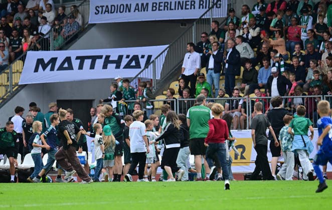 18.07.2026, GER, Fußball, Testsspiel, Verden, FC Verden 04 vs SV Werder Bremen nach dem Spiel rennen alle Zuschauer auf den Rasen, um Autogramme zu ergattern Verden (Aller) Stadion Berliner Ring Niedersachsen Deutschland *** July 18, 2026, GER, Soccer, Friendly Match, Verden, FC Verden 04 vs. SV Werder Bremen; after the game, all the spectators rush onto the field to get autographs; Verden Aller Stadium, Berliner Ring, Lower Saxony, Germany Copyright: xnordphotoxGmbH xWitkex