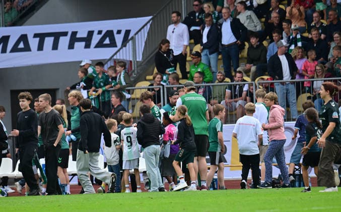 18.07.2026, GER, Fußball, Testsspiel, Verden, FC Verden 04 vs SV Werder Bremen nach dem Spiel rennen alle Zuschauer auf den Rasen, um Autogramme zu ergattern Verden (Aller) Stadion Berliner Ring Niedersachsen Deutschland *** July 18, 2026, GER, Soccer, Friendly Match, Verden, FC Verden 04 vs. SV Werder Bremen; after the game, all the spectators rush onto the field to get autographs; Verden Aller Stadium, Berliner Ring, Lower Saxony, Germany Copyright: xnordphotoxGmbH xWitkex