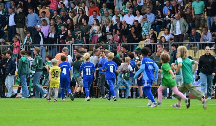 18.07.2026, GER, Fußball, Testsspiel, Verden, FC Verden 04 vs SV Werder Bremen nach dem Spiel rennen alle Zuschauer auf den Rasen, um Autogramme zu ergattern Verden (Aller) Stadion Berliner Ring Niedersachsen Deutschland *** July 18, 2026, GER, Soccer, Friendly Match, Verden, FC Verden 04 vs. SV Werder Bremen; after the game, all the spectators rush onto the field to get autographs; Verden Aller Stadium, Berliner Ring, Lower Saxony, Germany Copyright: xnordphotoxGmbH xWitkex