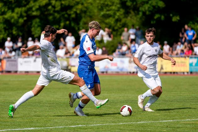 v.li.: Paul Polauke (SGV, 5), Alessandro Vogt (Hoffenheim, 24, Neuzugang), Lukas Laupheimer (SGV, 6), Zweikampf, Spielszene, Duell, duel, tackle, tackling, Dynamik, Action, Aktion, 18.07.2026, Bad Friedrichshall (Deutschland), Fussball, Testspiel, TSG 1899 Hoffenheim - SGV Heilbronn-Freiberg, DFB DFL REGULATIONS PROHIBIT ANY USE OF PHOTOGRAPHS AS IMAGE SEQUENCES AND OR QUASI-VIDEO. *** From left: Paul Polauke (SGV), 5; Alessandro Vogt (Hoffenheim), 24, new signing; Lukas Laupheimer (SGV), 6; tackle, game scene, duel, duel, tackle, tackling, dynamism, action, 18 July 2026, Bad Friedrichshall, Germany, soccer, friendly match, TSG 1899 Hoffenheim vs. SGV Heilbronn Freiberg, DFB and DFL regulations prohibit any use of photographs as image sequences and or quasi-video xozx