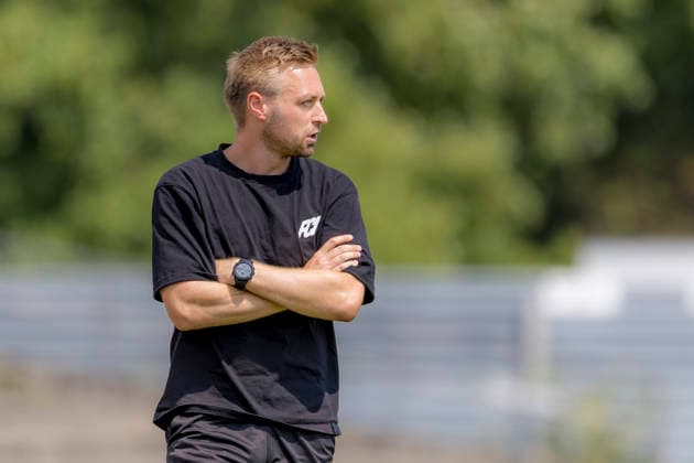 Ingolstadt, Deutschland 18. Juli 2026: Bayernliga Nord - 2026 2027 - Sp. 1 - FC Ingolstadt 04 II gegen FSV Stadeln Im Bild: Trainer Kevin Ulrich (FCI II) nachdenklich auf dem Spielfeld. ESV Stadion Bayern *** Ingolstadt, Germany, July 18, 2026, Bayernliga Nord 2026–2027, Match 1: FC Ingolstadt 04 II vs. FSV Stadeln. Pictured: FCI II coach Kevin Ulrich looking pensive on the field at the ESV Stadium in Bavaria. Copyright: xFotostandx xSchäferx
