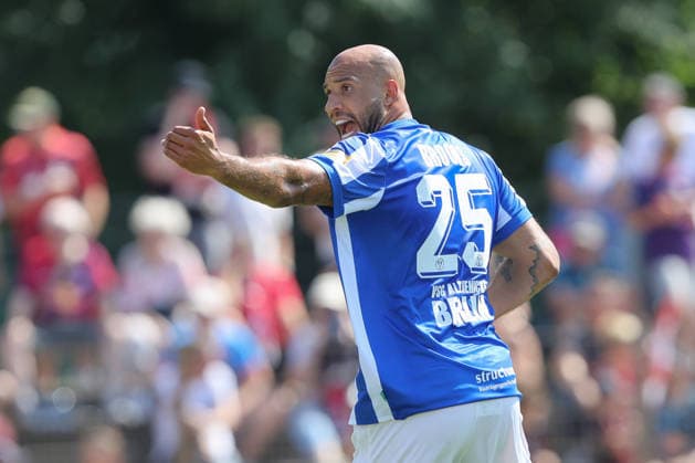 18.07.2026, xtgx, Fussball Testspiel, RB Leipzig - VSG Altglienicke emspor, v.l. John Anthony Brooks (Altglienicke, 25) gibt Anweisungen, gestikuliert mit den Armen, gesticulate, gives instructions (DFL DFB REGULATIONS PROHIBIT ANY USE OF PHOTOGRAPHS as IMAGE SEQUENCES and or QUASI-VIDEO) Markranstädt *** July 18, 2026, xtgx, soccer exhibition match, RB Leipzig vs. VSG Altglienicke emspor, From left: John Anthony Brooks (Altglienicke), 25, gives instructions, gesturing with his arms, gesticulate, gives instructions. DFL and DFB regulations prohibit any use of photographs as image sequences and or quasi-video. Markranstädt