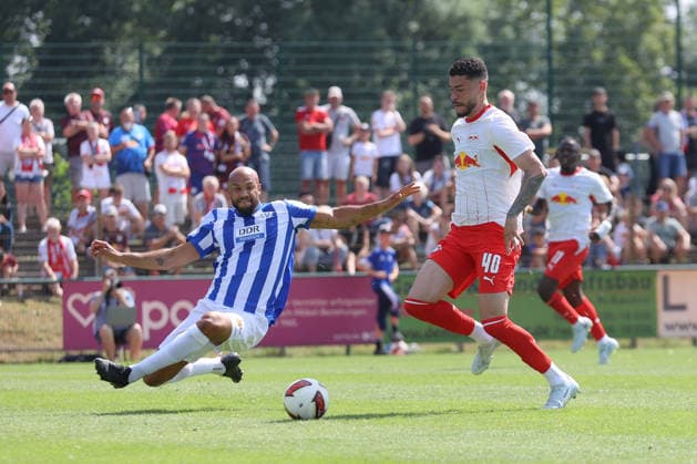18.07.2026, xtgx, Fussball Testspiel, RB Leipzig - VSG Altglienicke emspor, v.l. John Anthony Brooks (Altglienicke, 25), Romulo Jose Cardoso Da Cruz (Leipzig, 40) Zweikampf, Duell, Kampf, tackle (DFL DFB REGULATIONS PROHIBIT ANY USE OF PHOTOGRAPHS as IMAGE SEQUENCES and or QUASI-VIDEO) Markranstädt *** July 18, 2026, xtgx, Soccer Friendly Match, RB Leipzig vs. VSG Altglienicke emspor, from left: John Anthony Brooks (Altglienicke), 25, Romulo Jose Cardoso Da Cruz, Leipzig, 40, tackle, duel, battle, DFL DFB REGULATIONS PROHIBIT ANY USE OF PHOTOGRAPHS AS IMAGE SEQUENCES AND OR QUASI-VIDEO, Markranstädt