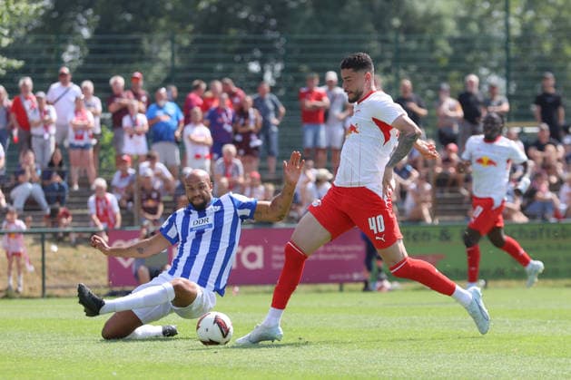 18.07.2026, xtgx, Fussball Testspiel, RB Leipzig - VSG Altglienicke emspor, v.l. John Anthony Brooks (Altglienicke, 25), Romulo Jose Cardoso Da Cruz (Leipzig, 40) Zweikampf, Duell, Kampf, tackle (DFL DFB REGULATIONS PROHIBIT ANY USE OF PHOTOGRAPHS as IMAGE SEQUENCES and or QUASI-VIDEO) Markranstädt *** July 18, 2026, xtgx, Soccer Friendly Match, RB Leipzig vs. VSG Altglienicke emspor, from left: John Anthony Brooks (Altglienicke), 25, Romulo Jose Cardoso Da Cruz, Leipzig, 40, tackle, duel, battle, DFL DFB REGULATIONS PROHIBIT ANY USE OF PHOTOGRAPHS AS IMAGE SEQUENCES AND OR QUASI-VIDEO, Markranstädt