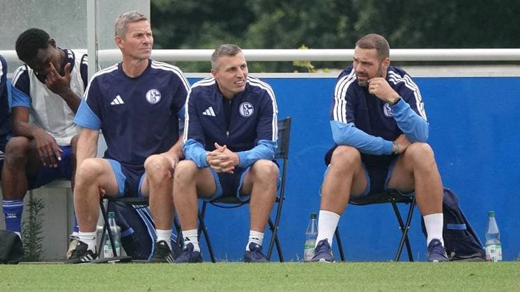 Fußball Testspiel Begegnung FC Schalke 04 U23 gegen TSV Steinbach Haiger ** NUR FÜR REDAKTIONELLE ZWECKE ** EDITORIAL USE ONLY **<p>FC-Trainerbank mit Tomaz Waldoch, Jakob Fimpel und Pierre-Michel Lasogga (v.l.) am Samstag, 18.07.2026 in der Fußball Testspiel Begegnung FC Schalke 04 U23 (blau) gegen TSV Steinbach Haiger auf dem Rasenplatz 4 am Parkstadion in Gelsenkirchen. Deutschland NRW Gelsenkirchen Copyright: MichaelxKorte *** Soccer Friendly Match: FC Schalke 04 U23 vs. TSV Steinbach Haiger ** FOR EDITORIAL PURPOSES ONLY ** EDITORIAL USE ONLY ** p FC bench with Tomaz Waldoch, Jakob Fimpel, and Pierre Michel Lasogga (from left) on Saturday, July 18, 2026, during the soccer friendly match between FC Schalke 04 U23 (in blue) and TSV Steinbach Haiger on Field 4 at the Parkstadion in Gelsenkirchen, Germany (North Rhine-Westphalia), Gelsenkirchen. Copyright MichaelxKorte Copyright: MichaelxKorte doc86rrz29i9xz1b5j1n24im ,EDITORIAL USE ONLY