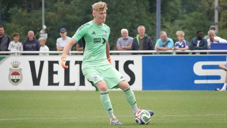 Fußball Testspiel Begegnung FC Schalke 04 U23 gegen TSV Steinbach Haiger ** NUR FÜR REDAKTIONELLE ZWECKE ** EDITORIAL USE ONLY **<p>FC-Torhüter Siebeking am Samstag, 18.07.2026 in der Fußball Testspiel Begegnung FC Schalke 04 U23 (blau) gegen TSV Steinbach Haiger auf dem Rasenplatz 4 am Parkstadion in Gelsenkirchen. Deutschland NRW Gelsenkirchen Copyright: MichaelxKorte *** FC Schalke 04 U23 vs. TSV Steinbach Haiger Friendly Match ** FOR EDITORIAL PURPOSES ONLY ** EDITORIAL USE ONLY ** p FC goalkeeper Siebeking on Saturday, July 18, 2026, during the soccer friendly match between FC Schalke 04 U23 (in blue) and TSV Steinbach Haiger on Field 4 at the Parkstadion in Gelsenkirchen, Germany (North Rhine-Westphalia), Gelsenkirchen. Copyright MichaelxKorte Copyright: MichaelxKorte doc86rrz2cmddyyr416npb ,EDITORIAL USE ONLY