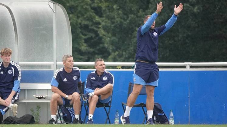 Fußball Testspiel Begegnung FC Schalke 04 U23 gegen TSV Steinbach Haiger ** NUR FÜR REDAKTIONELLE ZWECKE ** EDITORIAL USE ONLY **<p>FC-Trainerbank mit Tomaz Waldoch, Jakob Fimpel und Pierre-Michel Lasogga (v.l.) am Samstag, 18.07.2026 in der Fußball Testspiel Begegnung FC Schalke 04 U23 (blau) gegen TSV Steinbach Haiger auf dem Rasenplatz 4 am Parkstadion in Gelsenkirchen. Deutschland NRW Gelsenkirchen Copyright: MichaelxKorte *** Soccer Friendly Match: FC Schalke 04 U23 vs. TSV Steinbach Haiger ** FOR EDITORIAL PURPOSES ONLY ** EDITORIAL USE ONLY ** p FC bench with Tomaz Waldoch, Jakob Fimpel, and Pierre Michel Lasogga (from left) on Saturday, July 18, 2026, during the soccer friendly match between FC Schalke 04 U23 (in blue) and TSV Steinbach Haiger on Field 4 at the Parkstadion in Gelsenkirchen, Germany (North Rhine-Westphalia), Gelsenkirchen. Copyright MichaelxKorte Copyright: MichaelxKorte doc86rrz2yguaqbvdkrm8c ,EDITORIAL USE ONLY