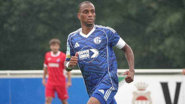 Fußball Testspiel Begegnung FC Schalke 04 U23 gegen TSV Steinbach Haiger ** NUR FÜR REDAKTIONELLE ZWECKE ** EDITORIAL USE ONLY **<p>FC-Spieler Ben Bella am Samstag, 18.07.2026 in der Fußball Testspiel Begegnung FC Schalke 04 U23 (blau) gegen TSV Steinbach Haiger auf dem Rasenplatz 4 am Parkstadion in Gelsenkirchen. Deutschland NRW Gelsenkirchen Copyright: MichaelxKorte *** FC Schalke 04 U23 vs. TSV Steinbach Haiger Friendly Match ** FOR EDITORIAL PURPOSES ONLY ** EDITORIAL USE ONLY ** p FC player Ben Bella on Saturday, July 18, 2026, during the soccer friendly match between FC Schalke 04 U23 (in blue) and TSV Steinbach Haiger on Field 4 at the Parkstadion in Gelsenkirchen, Germany (North Rhine-Westphalia), Gelsenkirchen. Copyright MichaelxKorte Copyright: MichaelxKorte doc86rrzviemsw17leskm8c ,EDITORIAL USE ONLY
