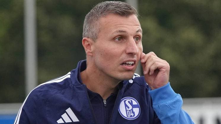Fußball Testspiel Begegnung FC Schalke 04 U23 gegen TSV Steinbach Haiger ** NUR FÜR REDAKTIONELLE ZWECKE ** EDITORIAL USE ONLY **<p>FC-Trainer Jakob Fimpel am Samstag, 18.07.2026 in der Fußball Testspiel Begegnung FC Schalke 04 U23 (blau) gegen TSV Steinbach Haiger auf dem Rasenplatz 4 am Parkstadion in Gelsenkirchen. Deutschland NRW Gelsenkirchen Copyright: MichaelxKorte *** FC Schalke 04 U23 vs. TSV Steinbach Haiger Friendly Match ** FOR EDITORIAL PURPOSES ONLY ** EDITORIAL USE ONLY ** p FC Coach Jakob Fimpel on Saturday, July 18, 2026, during the soccer friendly match between FC Schalke 04 U23 (in blue) and TSV Steinbach Haiger on Field 4 at the Parkstadion in Gelsenkirchen, Germany (North Rhine-Westphalia), Gelsenkirchen. Copyright MichaelxKorte Copyright: MichaelxKorte doc86rrywxn21215ikafnpb ,EDITORIAL USE ONLY