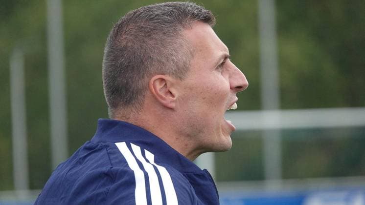 Fußball Testspiel Begegnung FC Schalke 04 U23 gegen TSV Steinbach Haiger ** NUR FÜR REDAKTIONELLE ZWECKE ** EDITORIAL USE ONLY **<p>FC-Trainer Jakob Fimpel am Samstag, 18.07.2026 in der Fußball Testspiel Begegnung FC Schalke 04 U23 (blau) gegen TSV Steinbach Haiger auf dem Rasenplatz 4 am Parkstadion in Gelsenkirchen. Deutschland NRW Gelsenkirchen Copyright: MichaelxKorte *** FC Schalke 04 U23 vs. TSV Steinbach Haiger Friendly Match ** FOR EDITORIAL PURPOSES ONLY ** EDITORIAL USE ONLY ** p FC Coach Jakob Fimpel on Saturday, July 18, 2026, during the soccer friendly match between FC Schalke 04 U23 (in blue) and TSV Steinbach Haiger on Field 4 at the Parkstadion in Gelsenkirchen, Germany (North Rhine-Westphalia), Gelsenkirchen. Copyright MichaelxKorte Copyright: MichaelxKorte doc86rryx21353im9lt200s ,EDITORIAL USE ONLY