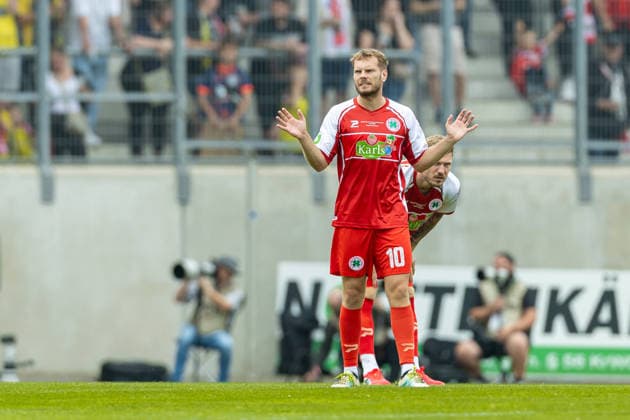 Tim Boehmer (Rot-Weiss Oberhausen) gestikuliert, Gestik waehrend des Freundschaftsspiels in der Saisonvorbereitung zwischen Rot-Weiß Oberhausen und Borussia Dortmund im Stadion Niederrhein am 18. Juli 2026 in Oberhausen, Deutschland. (Foto von Mario Hommes DeFodi Images) +++ Tim Boehmer (Rot-Weiss Oberhausen) gestures during the during the pre-season friendly match between Rot-Weiss Oberhausen and Borussia Dortmund at Stadion Niederrhein on July 18, 2026 in Oberhausen, Germany. (Photo by Mario Hommes DeFodi Images) - *** Tim Boehmer of Rot-Weiss Oberhausen gestures during the preseason friendly match between Rot-Weiss Oberhausen and Borussia Dortmund at Stadion Niederrhein on July 18, 2026, in Oberhausen, Germany. Photo by Mario Hommes, DeFodi Images. Tim Boehmer of Rot-Weiss Oberhausen gestures during the preseason friendly match between Rot-Weiss Oberhausen and Borussia Dortmund at Stadion Niederrhein on July 18, 2026, in Oberhausen, Germany. Photo by Mario Hommes, DeFodi Images.