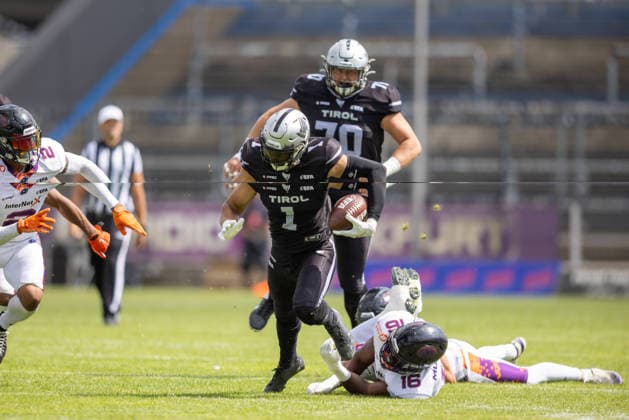 Aaron Jackson (Raiders Tirol, 01) runs with the ball and is tackled by Chris Mulumba (Frankfurt Galaxy, 16) Frankfurt Galaxy vs Raiders Tirol, American Football, EFA, Week 10, 2026, 18.07.2026, Frankfurt a.M. PSD Bank Arena Germany Copyright: xFootxBowl BjörnxKecker_Keckenbax