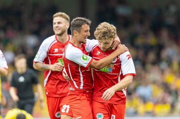 Timur Kesim (Rot-Weiss Oberhausen) Torjubel, jubelt mit seiner Mannschaft nach dem Treffer zum 1:0 waehrend des Freundschaftsspiels in der Saisonvorbereitung zwischen Rot-Weiß Oberhausen und Borussia Dortmund im Stadion Niederrhein am 18. Juli 2026 in Oberhausen, Deutschland. (Foto von Mario Hommes DeFodi Images) +++ Timur Kesim (Rot-Weiss Oberhausen) celebrates after scoring his team s first goal with teammates during the during the pre-season friendly match between Rot-Weiss Oberhausen and Borussia Dortmund at Stadion Niederrhein on July 18, 2026 in Oberhausen, Germany. (Photo by Mario Hommes DeFodi Images) - *** Timur Kesim of Rot-Weiss Oberhausen celebrates a goal with his teammates after scoring the 1-0 goal during a preseason friendly match between Rot-Weiss Oberhausen and Borussia Dortmund at Stadion Niederrhein on July 18, 2026, in Oberhausen, Germany. Photo by Mario Hommes, DeFodi Images. Timur Kesim of Rot-Weiss Oberhausen celebrates after scoring his team’s first goal with teammates during the preseason friendly match between Rot-Weiss Oberhausen and Borussia Dortmund at Stadion Niederrhein on July 18, 2026, in Oberhausen, Germany. Photo by Mario Hommes, DeFodi Images.