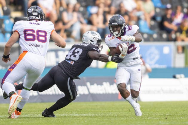Antony Marvyn Bouembe (Frankfurt Galaxy, 26) runs with the ball and is tackled by Precious Ogbevoen (Raiders Tirol, 43), Frankfurt Galaxy vs Raiders Tirol, American Football, EFA, Week 10, 2026, 18.07.2026, Frankfurt a.M. PSD Bank Arena Germany Copyright: xFootxBowl BjörnxKecker_Keckenbax