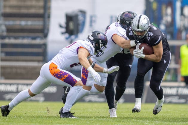 Lukas Haslwanter (Raiders Tirol, 24) runs with the ball and is tackled by Finn Schwarzkopf (Frankfurt Galaxy, 21), Frankfurt Galaxy vs Raiders Tirol, American Football, EFA, Week 10, 2026, 18.07.2026, Frankfurt a.M. PSD Bank Arena Germany Copyright: xFootxBowl BjörnxKecker_Keckenbax