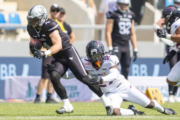 Marco Schneider (Raiders Tirol, 04) runs with the ball and is tackled by Rabbi Junior (Frankfurt Galaxy, 27), Frankfurt Galaxy vs Raiders Tirol, American Football, EFA, Week 10, 2026, 18.07.2026, Frankfurt a.M. PSD Bank Arena Germany Copyright: xFootxBowl BjörnxKecker_Keckenbax