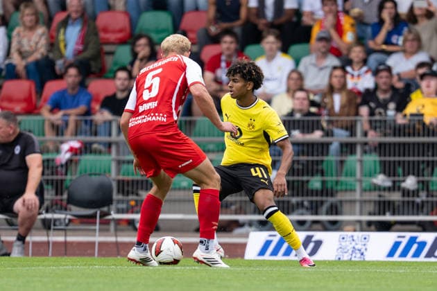 18.07.2026, GER Deutschland, Fussball, Saison 2026 2027, Testspiel zwischen Rot Weiß Oberhausen vs. Borussia Dortmund Zweikampf zwischen Mathis Albert (Borussia Dortmund, 41) und Tim Böhmer Boehmer (Rot Weiß Oberhausen, RWO, 5) Oberhausen Stadion Niederrhein Nordrhein Westfalen Deutschland *** July 18, 2026, GER Germany, Soccer, 2026–2027 season, Friendly match between Rot-Weiß Oberhausen and Borussia Dortmund; Tackle between Mathis Albert of Borussia Dortmund (No. 41) and Tim Böhmer of Rot-Weiß Oberhausen (RWO, No. 5); Oberhausen Stadium, Lower Rhine, North Rhine-Westphalia, Germany Copyright: xnordphotoxGmbHx xSchulzex