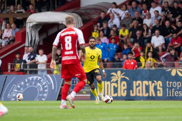 18.07.2026, GER Deutschland, Fussball, Saison 2026 2027, Testspiel zwischen Rot Weiß Oberhausen vs. Borussia Dortmund Almugera Kabar (Borussia Dortmund, 42) Einzelaktion; Ganzkörper Ganzkoerper ; Ball am Fuss; Alexander Mühling Muehling (Rot Weiß Oberhausen, RWO, 8) Oberhausen Stadion Niederrhein Nordrhein Westfalen Deutschland *** July 18, 2026, GER Germany, Soccer, 2026–2027 Season, Friendly match between Rot-Weiß Oberhausen and Borussia Dortmund; Almugera Kabar (Borussia Dortmund), 42; individual play, full-body movement, ball at his feet; Alexander Mühling (RWO), Oberhausen; 8; Oberhausen Stadium, Lower Rhine, North Rhine-Westphalia, Germany Copyright: xnordphotoxGmbHx xSchulzex