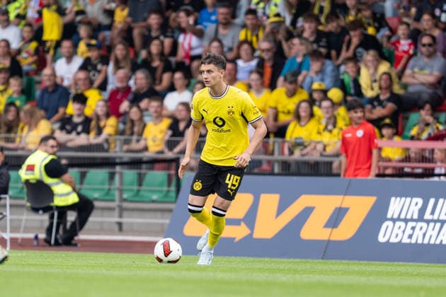 18.07.2026, GER Deutschland, Fussball, Saison 2026 2027, Testspiel zwischen Rot Weiß Oberhausen vs. Borussia Dortmund Luca Reggiani (Borussia Dortmund, 49) Einzelaktion; Ganzkörper Ganzkoerper ; Ball am Fuss; Oberhausen Stadion Niederrhein Nordrhein Westfalen Deutschland *** July 18, 2026, GER Germany, Soccer, 2026–2027 Season, Friendly Match between Rot-Weiß Oberhausen and Borussia Dortmund; Luca Reggiani (Borussia Dortmund), 49, Individual Play, Full Body, Ball at His Feet, Oberhausen Stadium, Lower Rhine, North Rhine-Westphalia, Germany Copyright: xnordphotoxGmbHx xSchulzex