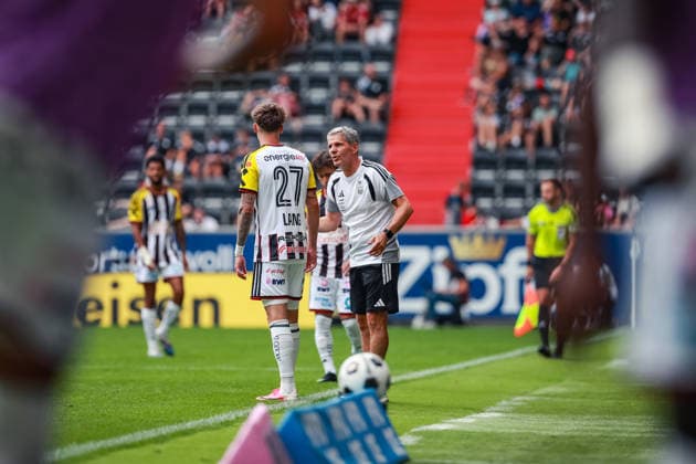 SOCCER - LASK vs Duesseldorf, test match LINZ,AUSTRIA,18.JUL.26 - SOCCER - ADMIRAL Bundesliga, 3. Liga, Linzer ASK vs Fortuna Duesseldorf, test match. Image shows Christoph Lang (LASK) and head coach Dietmar Kuehbauer (LASK).  GEPAxpictures xManuelxBinder