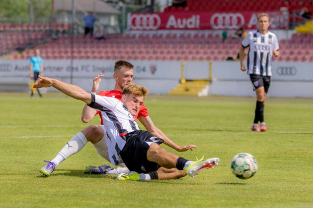Ingolstadt, Deutschland 18. Juli 2026: Bayernliga Nord - 2026 2027 - Sp. 1 - FC Ingolstadt 04 II gegen FSV Stadeln Im Bild: 2. v.li. Manuel Distel (FCI II) macht das Tor zum 3:4 im Zweikampf mit Leon Stöß Stoess (Stadeln) ESV Stadion Bayern *** Ingolstadt, Germany, July 18, 2026, Bayernliga Nord 2026–2027, Match 1: FC Ingolstadt 04 II vs. FSV Stadeln. Pictured, second from left: Manuel Distel of FCI II scores the goal to make it 3–4 in a one-on-one with Leon Stöß of Stadeln at the ESV Stadium Bavaria Copyright: xFotostandx xSchäferx