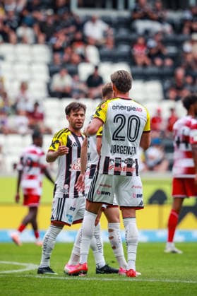 SOCCER - LASK vs Duesseldorf, test match LINZ,AUSTRIA,18.JUL.26 - SOCCER - ADMIRAL Bundesliga, 3. Liga, Linzer ASK vs Fortuna Duesseldorf, test match. Image shows Sascha Horvath (LASK) and Kasper Jorgensen (LASK).  GEPAxpictures xManuelxBinder
