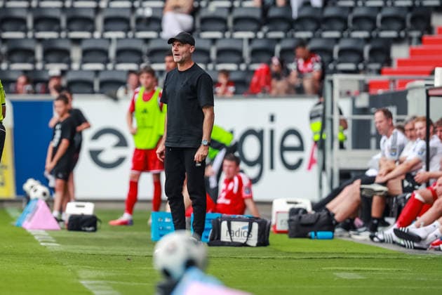 SOCCER - LASK vs Duesseldorf, test match LINZ,AUSTRIA,18.JUL.26 - SOCCER - ADMIRAL Bundesliga, 3. Liga, Linzer ASK vs Fortuna Duesseldorf, test match. Image shows head coach Alexander Ende (Duesseldorf).  GEPAxpictures xManuelxBinder