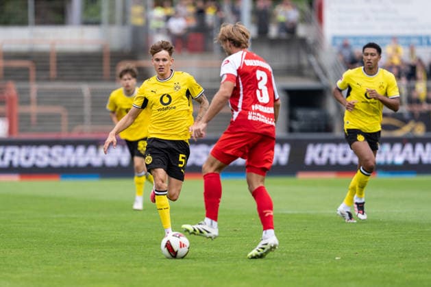 Sport Bilder des Tages 18.07.2026, GER Deutschland, Fussball, Saison 2026 2027, Testspiel zwischen Rot Weiß Oberhausen vs. Borussia Dortmund Zweikampf zwischen Pierre Fassnacht (Rot Weiß Oberhausen, RWO, 3) und Arne Wessels (Borussia Dortmund, 51) Oberhausen Stadion Niederrhein Nordrhein Westfalen Deutschland *** July 18, 2026, GER Germany, Soccer, 2026–2027 season, Friendly match between Rot-Weiß Oberhausen and Borussia Dortmund; Tackle between Pierre Fassnacht (Rot-Weiß Oberhausen, RWO, No. 3) and Arne Wessels (Borussia Dortmund, No. 51); Oberhausen Stadium, Lower Rhine, North Rhine-Westphalia, Germany Copyright: xnordphotoxGmbHx xSchulzex