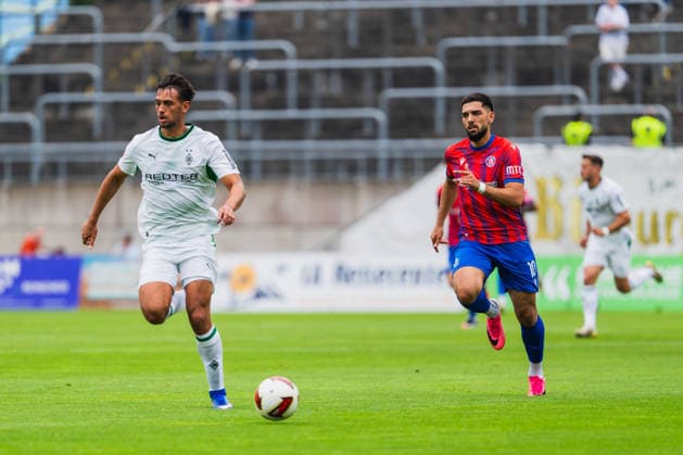 Fabio Chiarodia (Borussia Moenchengladbach, 02) im Laufduell mit Eren Albayrak (Wuppertaler SV, 10) um den Ball Wuppertaler SV vs. Borussia Moenchengladbach, Fussball, Freundschaftsspiel, Saison 2026 27, 18.07.2026, Wuppertaler SV vs. Borussia Moenchengladbach, Fussball, Freundschaftsspiel, Saison 2026 27, 18.07.2026 Wuppertal *** Fabio Chiarodia of Borussia Mönchengladbach, No. 02, in a footrace with Eren Albayrak of Wuppertaler SV, No. 10, for the ball; Wuppertaler SV vs. Borussia Mönchengladbach, soccer, friendly match, 2026–27 season, July 18, 2026, Wuppertaler SV vs. Borussia Mönchengladbach, soccer, friendly match, 2026–27 season, July 18, 2026, Wuppertal Copyright: xEibner-Pressefoto LukasxBaldygax EP_LBA