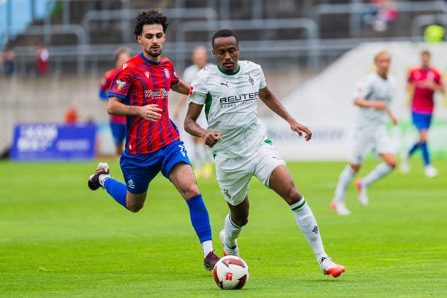 Arian Amyn (Wuppertaler SV, 17) laueft Nathan Ngoumou (Borussia Moenchengladbach, 19) an Wuppertaler SV vs. Borussia Moenchengladbach, Fussball, Freundschaftsspiel, Saison 2026 27, 18.07.2026, Wuppertaler SV vs. Borussia Moenchengladbach, Fussball, Freundschaftsspiel, Saison 2026 27, 18.07.2026 Wuppertal *** Arian Amyn, Wuppertaler SV, 17, faces Nathan Ngoumou, Borussia Mönchengladbach, 19, in Wuppertaler SV vs. Borussia Mönchengladbach, soccer, friendly match, 2026–27 season, July 18, 2026, Wuppertaler SV vs. Borussia Mönchengladbach, Soccer, Friendly Match, 2026–27 Season, July 18, 2026, Wuppertal Copyright: xEibner-Pressefoto LukasxBaldygax EP_LBA