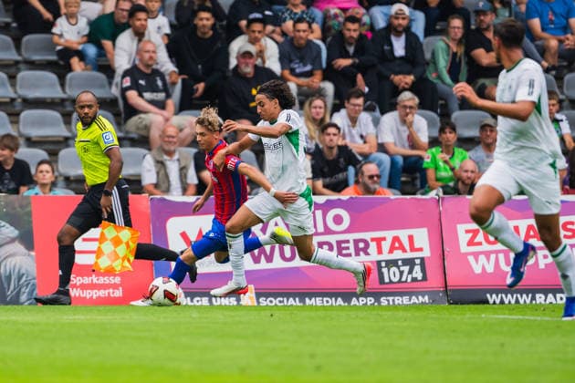 Sam Sausmikat (Wuppertaler SV, 11) im Zweikampf mit Wael Mohya (Borussia Moenchengladbach, 36) Wuppertaler SV vs. Borussia Moenchengladbach, Fussball, Freundschaftsspiel, Saison 2026 27, 18.07.2026, Wuppertaler SV vs. Borussia Moenchengladbach, Fussball, Freundschaftsspiel, Saison 2026 27, 18.07.2026 Wuppertal *** Sam Sausmikat (Wuppertaler SV, 11) in a tackle with Wael Mohya (Borussia Mönchengladbach, 36). Wuppertaler SV vs. Borussia Mönchengladbach, soccer, friendly match, 2026–27 season, July 18, 2026, Wuppertaler SV vs. Borussia Mönchengladbach, soccer, friendly match, 2026–27 season, July 18, 2026, Wuppertal Copyright: xEibner-Pressefoto LukasxBaldygax EP_LBA
