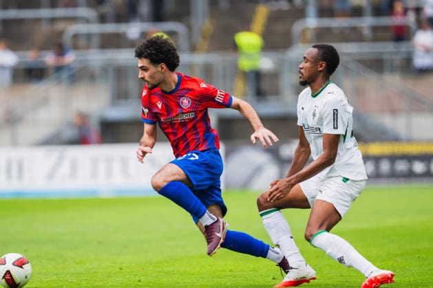 Arian Amyn (Wuppertaler SV, 17) im Zweikampf mit Nathan Ngoumou (Borussia Moenchengladbach, 19) Wuppertaler SV vs. Borussia Moenchengladbach, Fussball, Freundschaftsspiel, Saison 2026 27, 18.07.2026, Wuppertaler SV vs. Borussia Moenchengladbach, Fussball, Freundschaftsspiel, Saison 2026 27, 18.07.2026 Wuppertal *** Arian Amyn (Wuppertaler SV), 17, in a tackle with Nathan Ngoumou (Borussia Mönchengladbach), 19; Wuppertaler SV vs. Borussia Mönchengladbach, soccer, friendly match, 2026–27 season, July 18, 2026, Wuppertaler SV vs. Borussia Mönchengladbach, soccer, friendly match, 2026–27 season, July 18, 2026, Wuppertal Copyright: xEibner-Pressefoto LukasxBaldygax EP_LBA