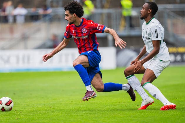 Arian Amyn (Wuppertaler SV, 17) im Zweikampf mit Nathan Ngoumou (Borussia Moenchengladbach, 19) Wuppertaler SV vs. Borussia Moenchengladbach, Fussball, Freundschaftsspiel, Saison 2026 27, 18.07.2026, Wuppertaler SV vs. Borussia Moenchengladbach, Fussball, Freundschaftsspiel, Saison 2026 27, 18.07.2026 Wuppertal *** Arian Amyn (Wuppertaler SV), 17, in a tackle with Nathan Ngoumou (Borussia Mönchengladbach), 19; Wuppertaler SV vs. Borussia Mönchengladbach, soccer, friendly match, 2026–27 season, July 18, 2026, Wuppertaler SV vs. Borussia Mönchengladbach, soccer, friendly match, 2026–27 season, July 18, 2026, Wuppertal Copyright: xEibner-Pressefoto LukasxBaldygax EP_LBA