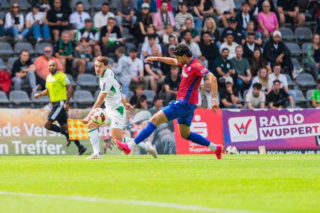 Florian Neuhaus (Borussia Moenchengladbach, 10) flankt vor Serhat Kacmaz (Wuppertaler SV, 44) Wuppertaler SV vs. Borussia Moenchengladbach, Fussball, Freundschaftsspiel, Saison 2026 27, 18.07.2026, Wuppertaler SV vs. Borussia Moenchengladbach, Fussball, Freundschaftsspiel, Saison 2026 27, 18.07.2026 Wuppertal *** Florian Neuhaus (Borussia Mönchengladbach), 10, crosses to Serhat Kacmaz (Wuppertaler SV), 44. Wuppertaler SV vs. Borussia Mönchengladbach, soccer, friendly match, 2026–27 season, July 18, 2026, Wuppertaler SV vs. Borussia Mönchengladbach, Soccer, Friendly Match, 2026–27 Season, July 18, 2026, Wuppertal Copyright: xEibner-Pressefoto LukasxBaldygax EP_LBA